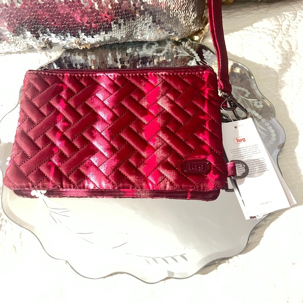 Lug peekaboo wristlet